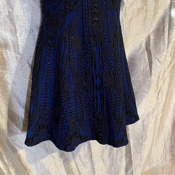 BCBGMaxAzria Hannelli woven evening dress, SZ 0, GUC, v-neck, fit/flare lined - Picture 8 of 14
